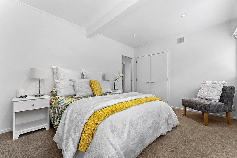 Photo of property in 16 Prestige Place, Castor Bay, Auckland, 0620