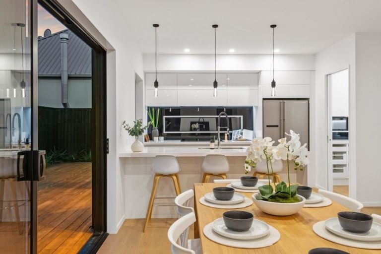 Photo of property in 21 Aikmans Road, Merivale, Christchurch, 8014