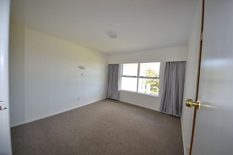 Photo of property in 27 Chivalry Road, Glenfield, Auckland, 0629
