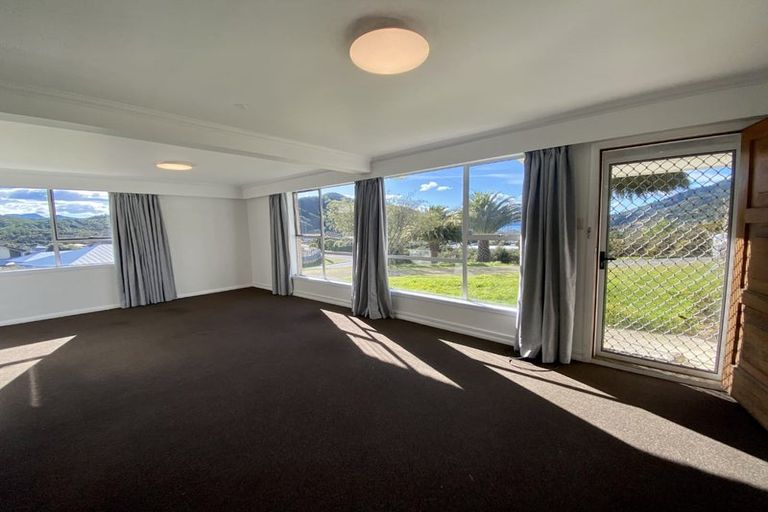 Photo of property in 204 Waikawa Road, Waikawa, Picton, 7220