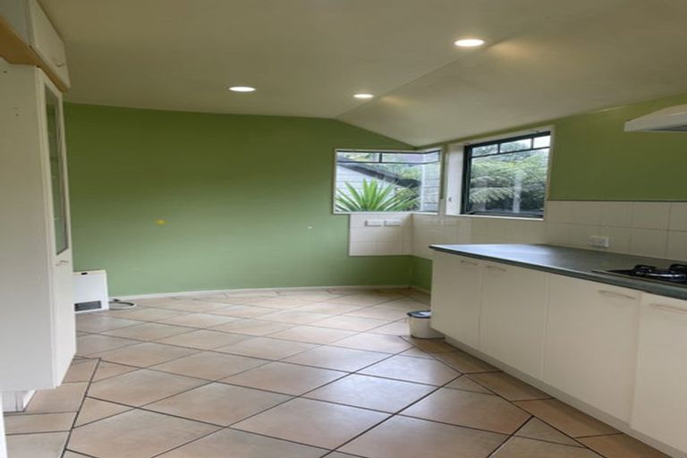 Photo of property in 14 Cayman Place, Unsworth Heights, Auckland, 0632