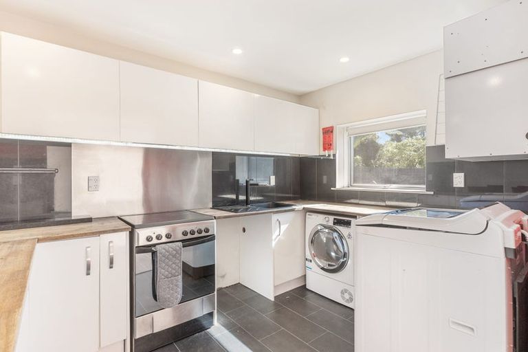 Photo of property in 18 Grassmere Road, Henderson Valley, Auckland, 0612