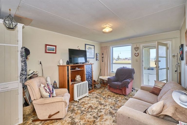 Photo of property in 2 Dawick Street, Foxton Beach, Foxton, 4815