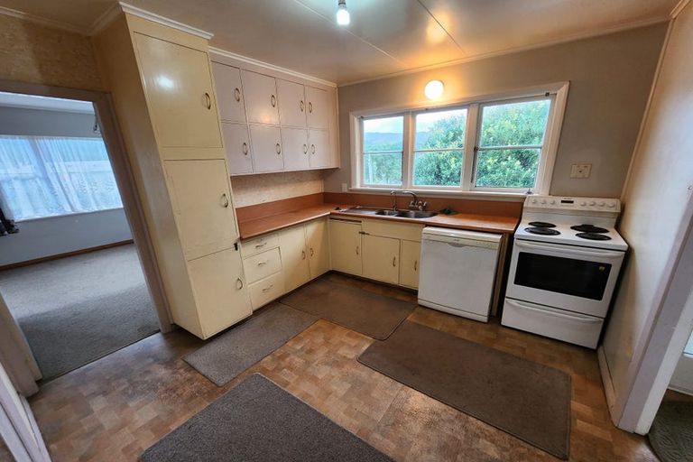 Photo of property in 31 Victory Crescent, Tawa, Wellington, 5028