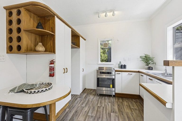 Photo of property in 24 Hungerford Road, Lyall Bay, Wellington, 6022