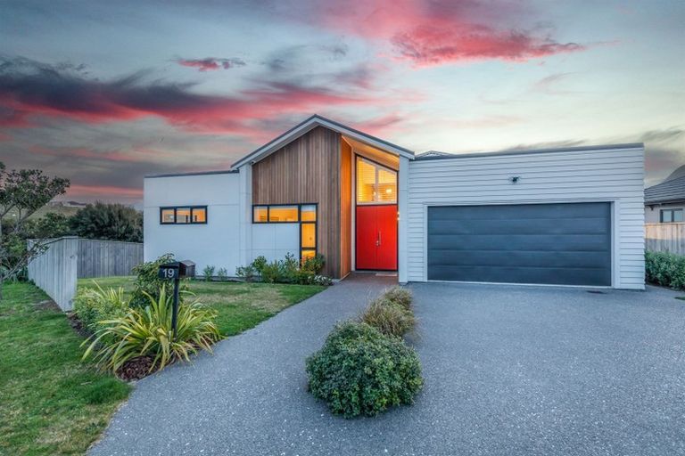 Photo of property in 19 Wangapeka Way, Aotea, Porirua, 5024