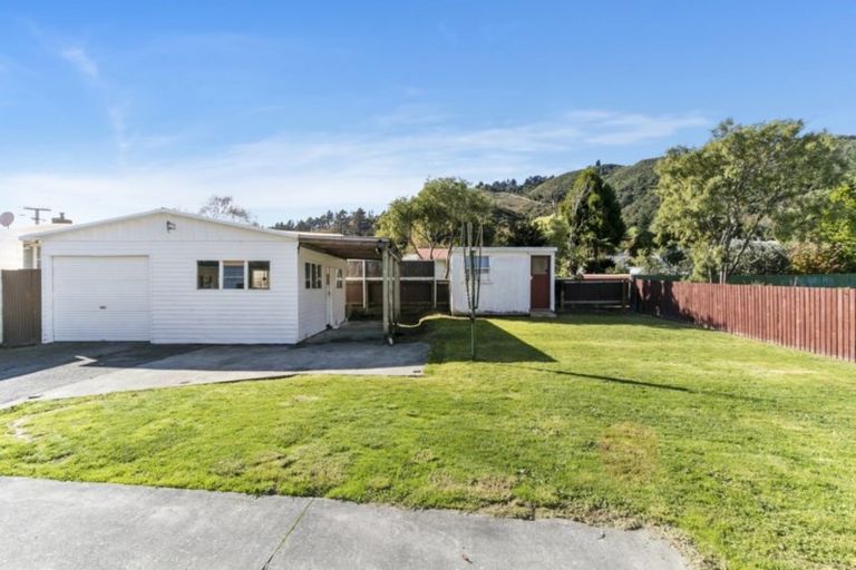 Photo of property in 91 Wood Street, Wainuiomata, Lower Hutt, 5014