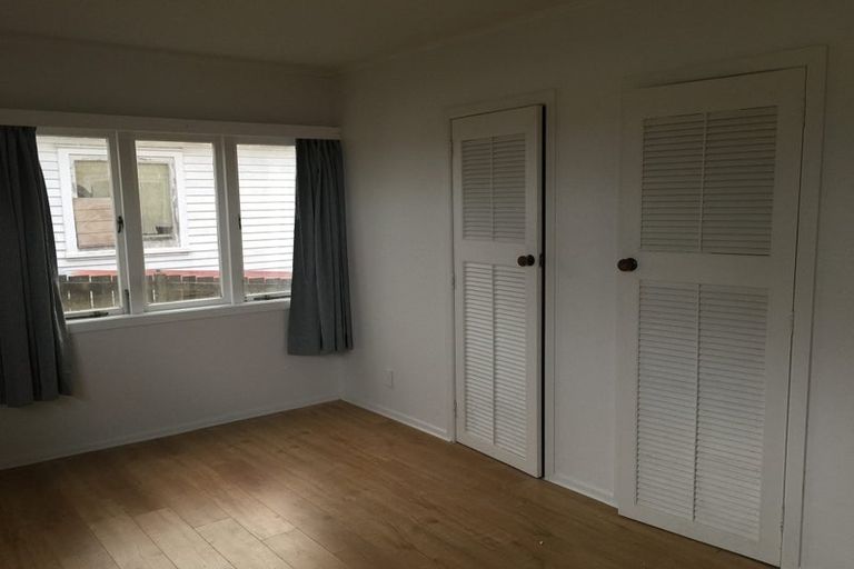 Photo of property in 62 College Road, Northcote, Auckland, 0627