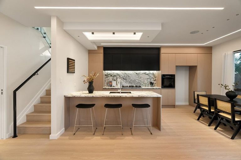 Photo of property in 2 Knights Close, Rothesay Bay, Auckland, 0630