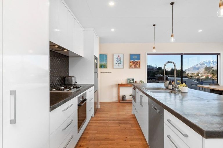 Photo of property in 45 Dart Place, Fernhill, Queenstown, 9300