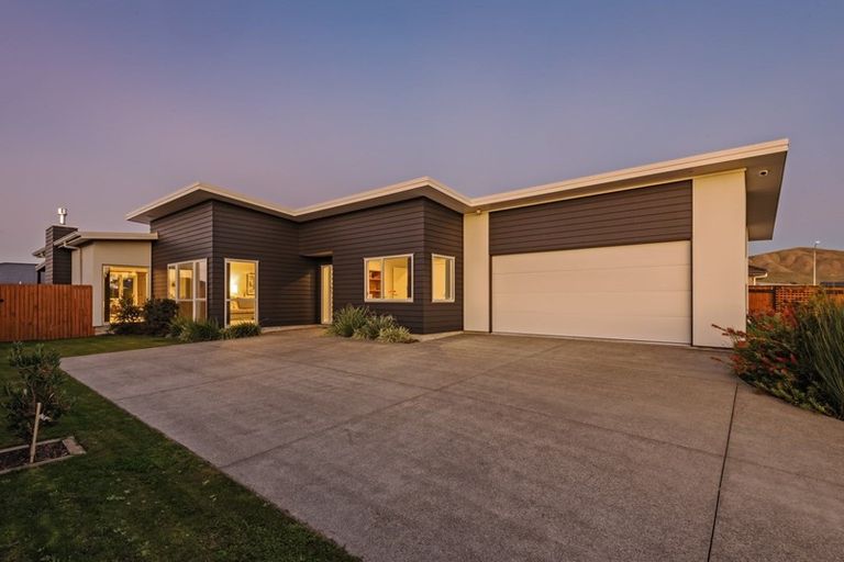 Photo of property in 8 Mediterranean Grove, Fitzherbert, Palmerston North, 4410