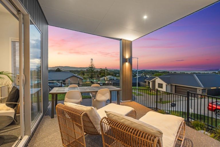 Photo of property in 16 Te Kaka Place, Omokoroa, 3114