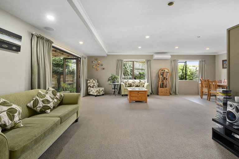 Photo of property in 1/98 Manhattan Heights, Glendene, Auckland, 0602