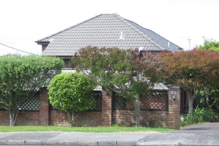 Photo of property in 1/211 Beach Road, Campbells Bay, Auckland, 0630