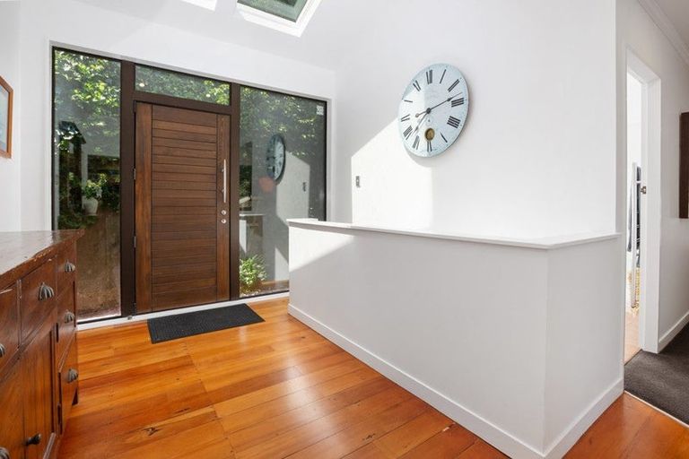 Photo of property in 22 Tio Tio Road, Miramar, Wellington, 6022