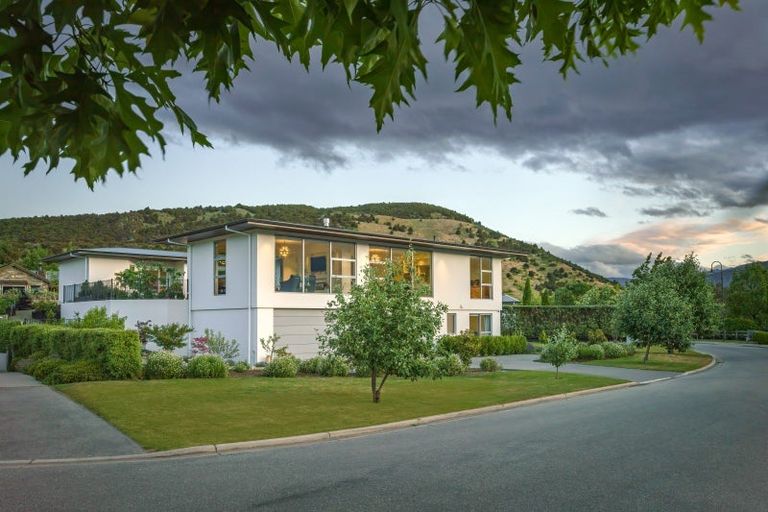 Photo of property in 10 Bevan Place, Wanaka, 9305