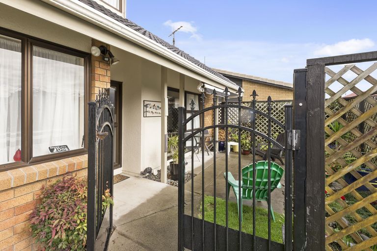 Photo of property in 23 Bosnyak Drive, Te Atatu South, Auckland, 0610