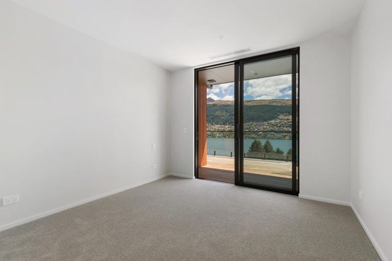 Photo of property in 6 Red Deer Rise, Kelvin Heights, Queenstown, 9300