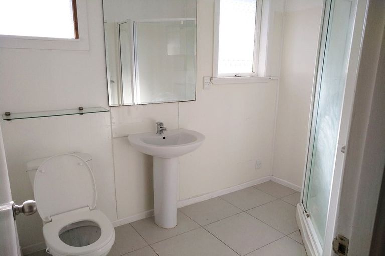 Photo of property in 20a Roberts Road, Te Atatu South, Auckland, 0610