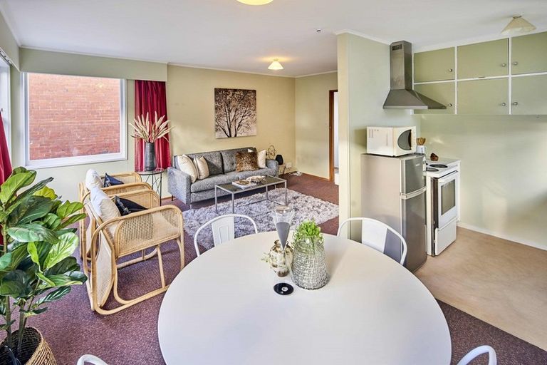 Photo of property in 2/16 Rolleston Street, Mount Cook, Wellington, 6021