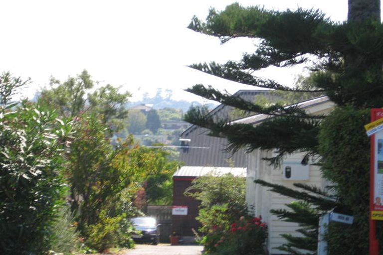 Photo of property in 1/155 Carlisle Road, Northcross, Auckland, 0632