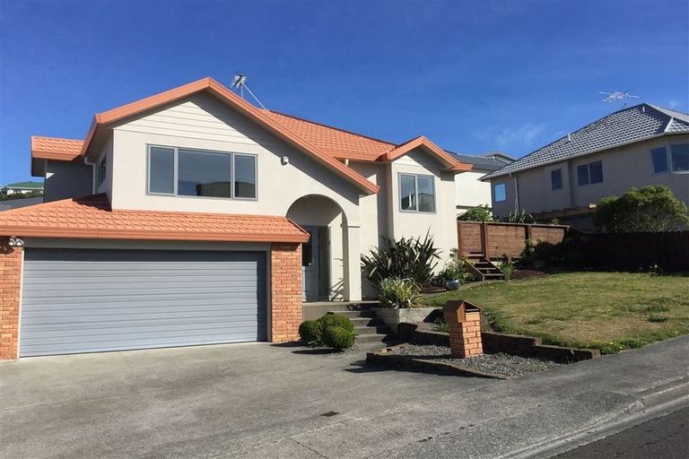 Photo of property in 73 Dress Circle, Newlands, Wellington, 6037