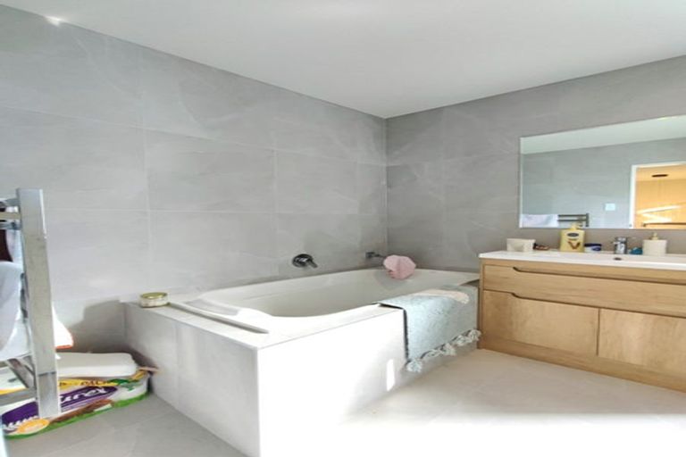 Photo of property in 4d Deep Creek Road, Torbay, Auckland, 0630