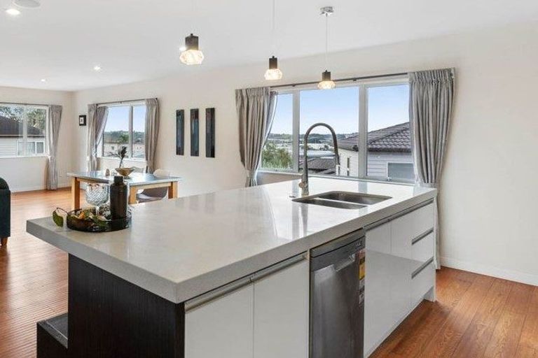 Photo of property in 30a Schnapper Rock Road, Schnapper Rock, Auckland, 0632