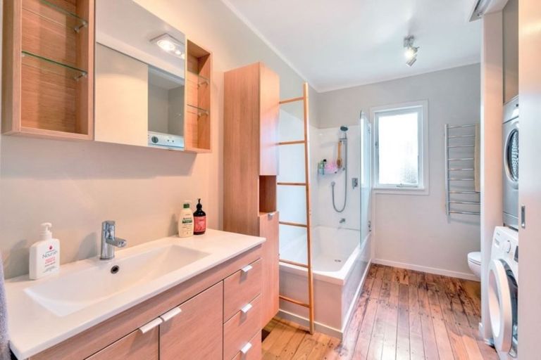 Photo of property in 2/64 Browns Bay Road, Rothesay Bay, Auckland, 0630