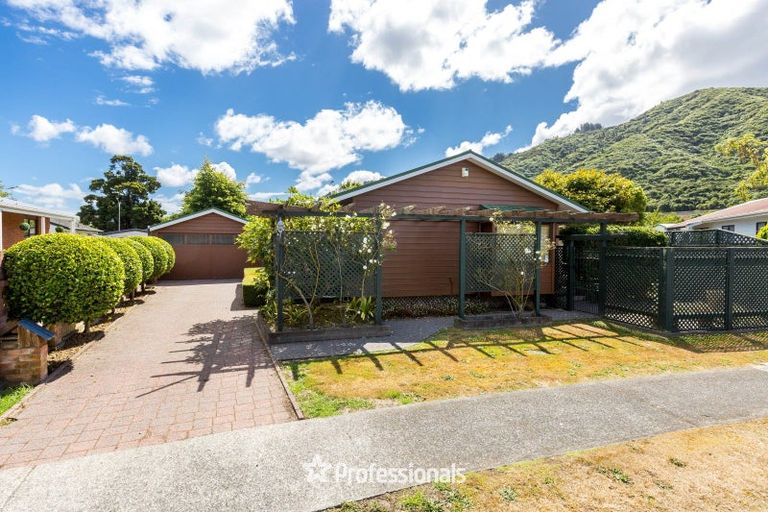 Photo of property in 10 Laredo Grove, Totara Park, Upper Hutt, 5018