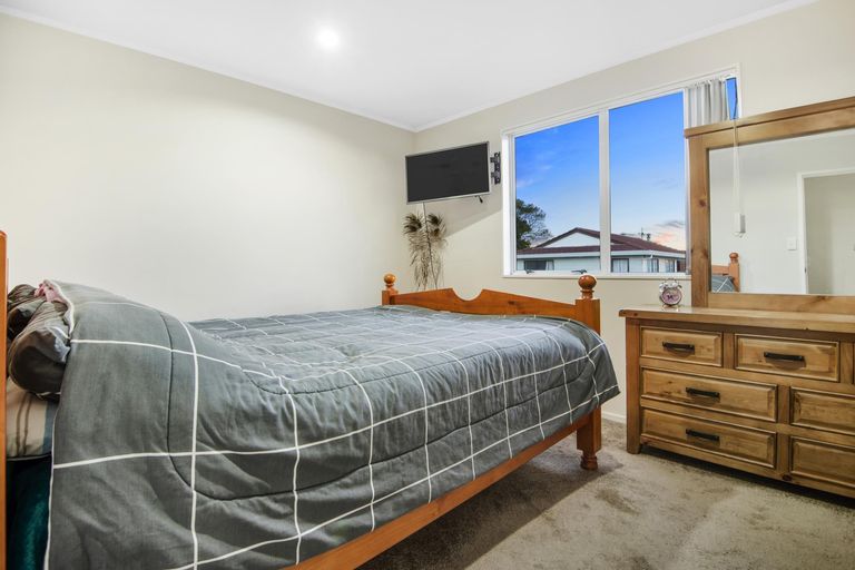 Photo of property in 2/17 Etherton Drive, Weymouth, Auckland, 2103