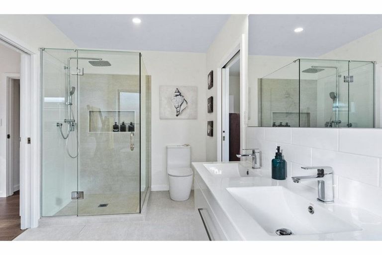 Photo of property in 5 Libertia Lane, Orewa, 0931