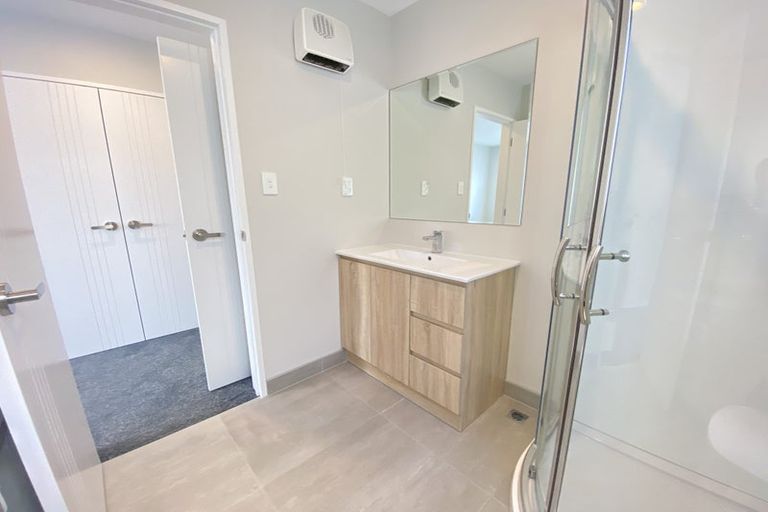 Photo of property in 35 Kaimai Avenue, Massey, Auckland, 0614