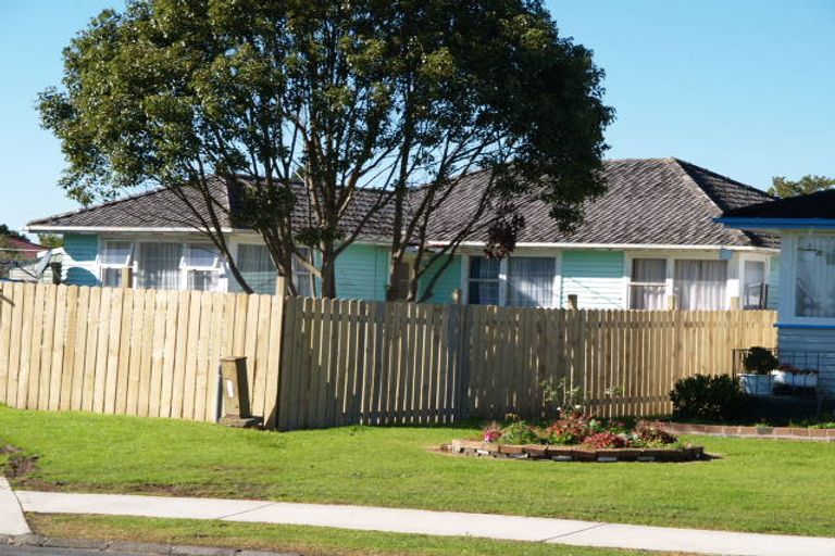 Photo of property in 28 Lavinia Crescent, Mangere East, Auckland, 2024