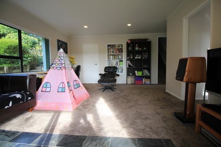 Photo of property in 1/52 Galloway Crescent, Farm Cove, Auckland, 2012
