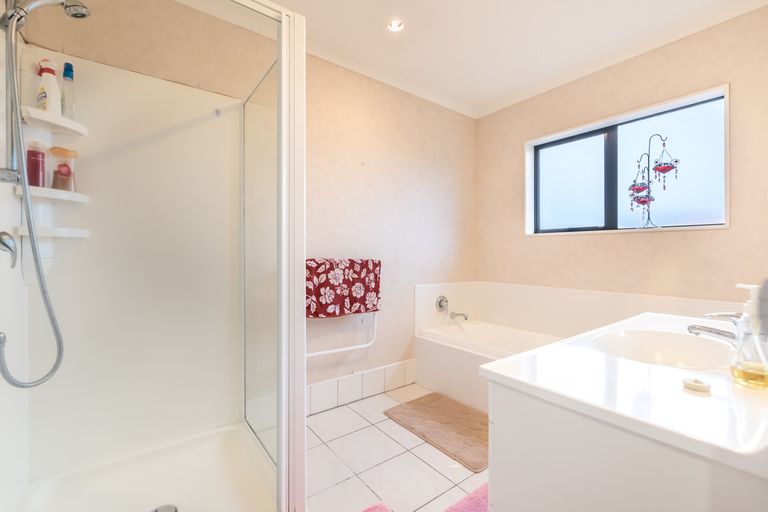 Photo of property in 36 Broadfield Street, Massey, Auckland, 0614