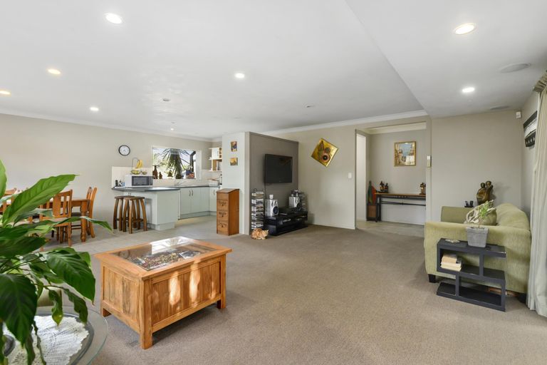 Photo of property in 1/98 Manhattan Heights, Glendene, Auckland, 0602