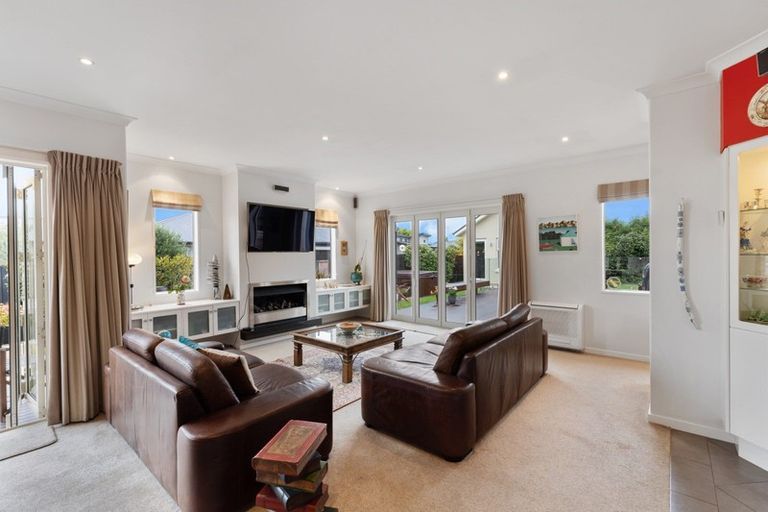 Photo of property in 12 Willowview Drive, Redwood, Christchurch, 8051