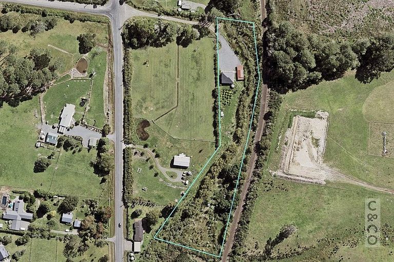 Photo of property in 231 Waitakere Road, Taupaki, Henderson, 0782