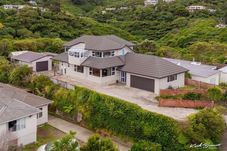 Photo of property in 8 Te Whiti Grove, Korokoro, Lower Hutt, 5012