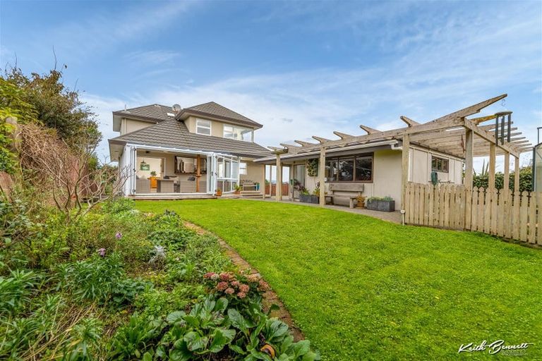 Photo of property in 8 Te Whiti Grove, Korokoro, Lower Hutt, 5012
