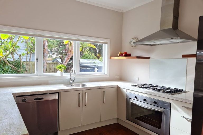 Photo of property in 2/11 Seaview Avenue, Northcote, Auckland, 0627