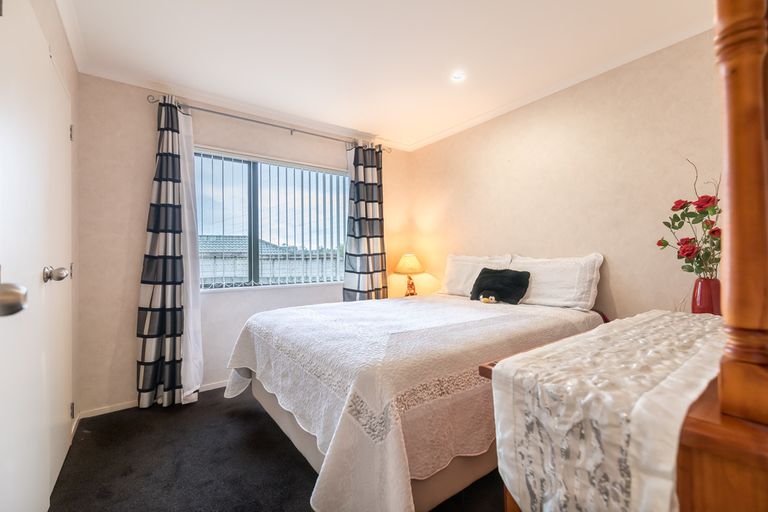 Photo of property in 36 Broadfield Street, Massey, Auckland, 0614