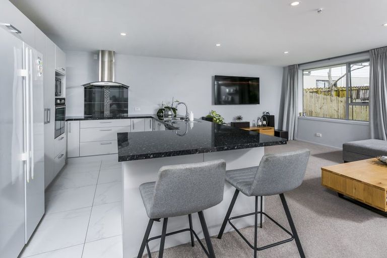 Photo of property in 2/5 Jumento Place, Unsworth Heights, Auckland, 0632