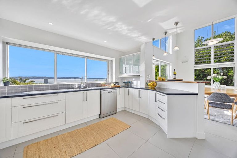 Photo of property in 15 Courtneys, West Harbour, Auckland, 0618