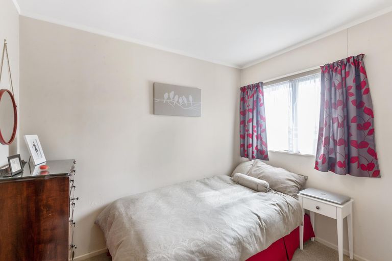 Photo of property in 23 Bosnyak Drive, Te Atatu South, Auckland, 0610