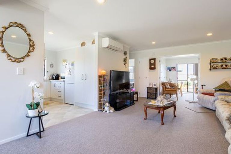 Photo of property in Rangeview Villas, 10/9 Fuller Close, Levin, 5510