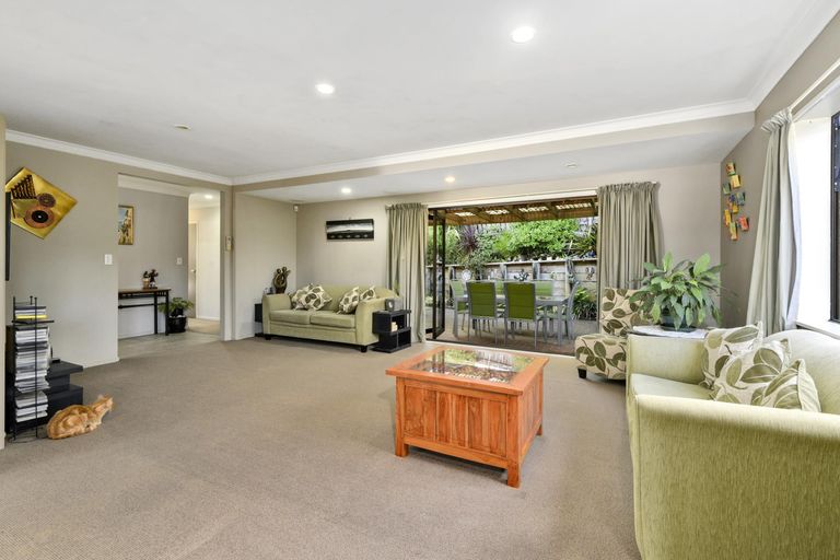 Photo of property in 1/98 Manhattan Heights, Glendene, Auckland, 0602