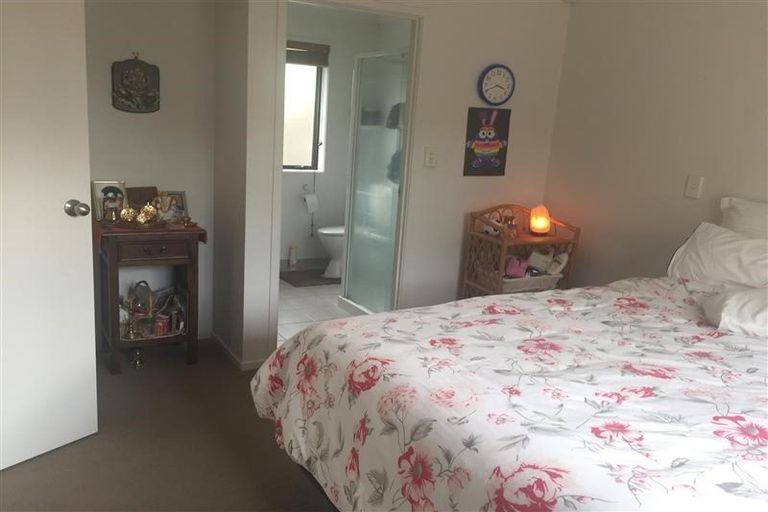 Photo of property in 6 George Deane Place, Greenhithe, Auckland, 0632