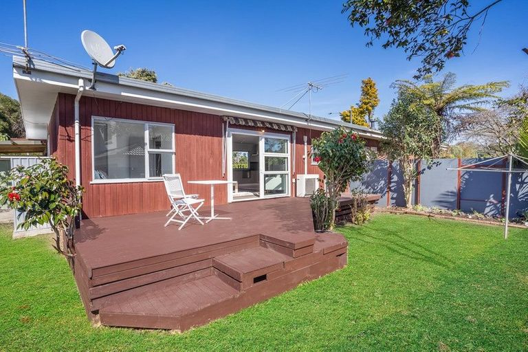 Photo of property in 1/1 Golf Road, New Lynn, Auckland, 0600